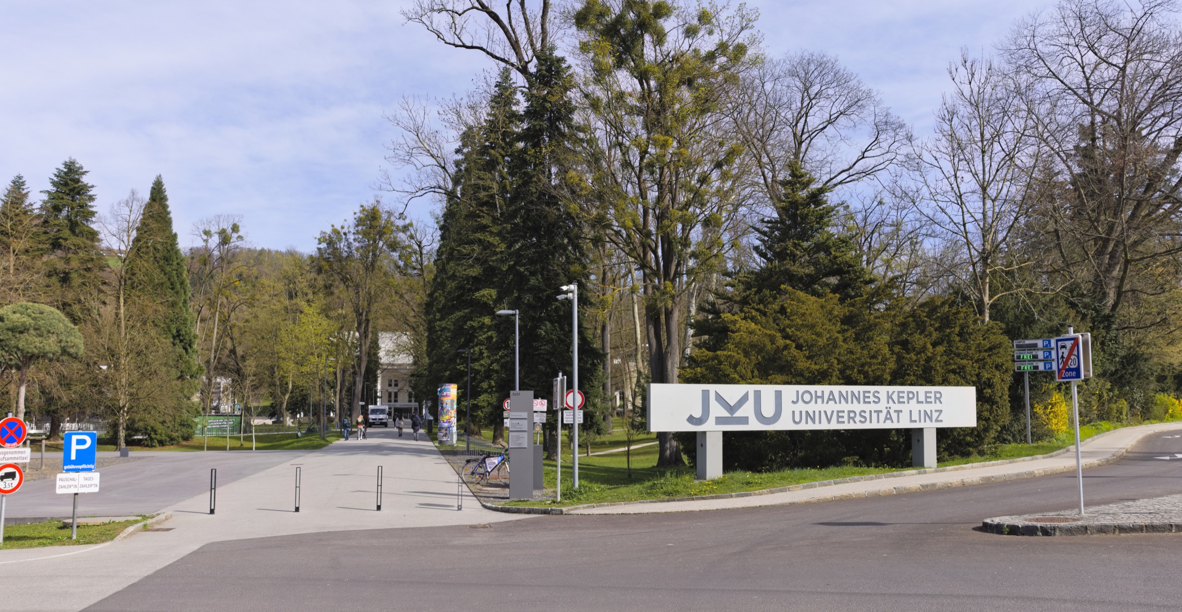 Zufahrt zur Johannes Kepler Universität Linz.