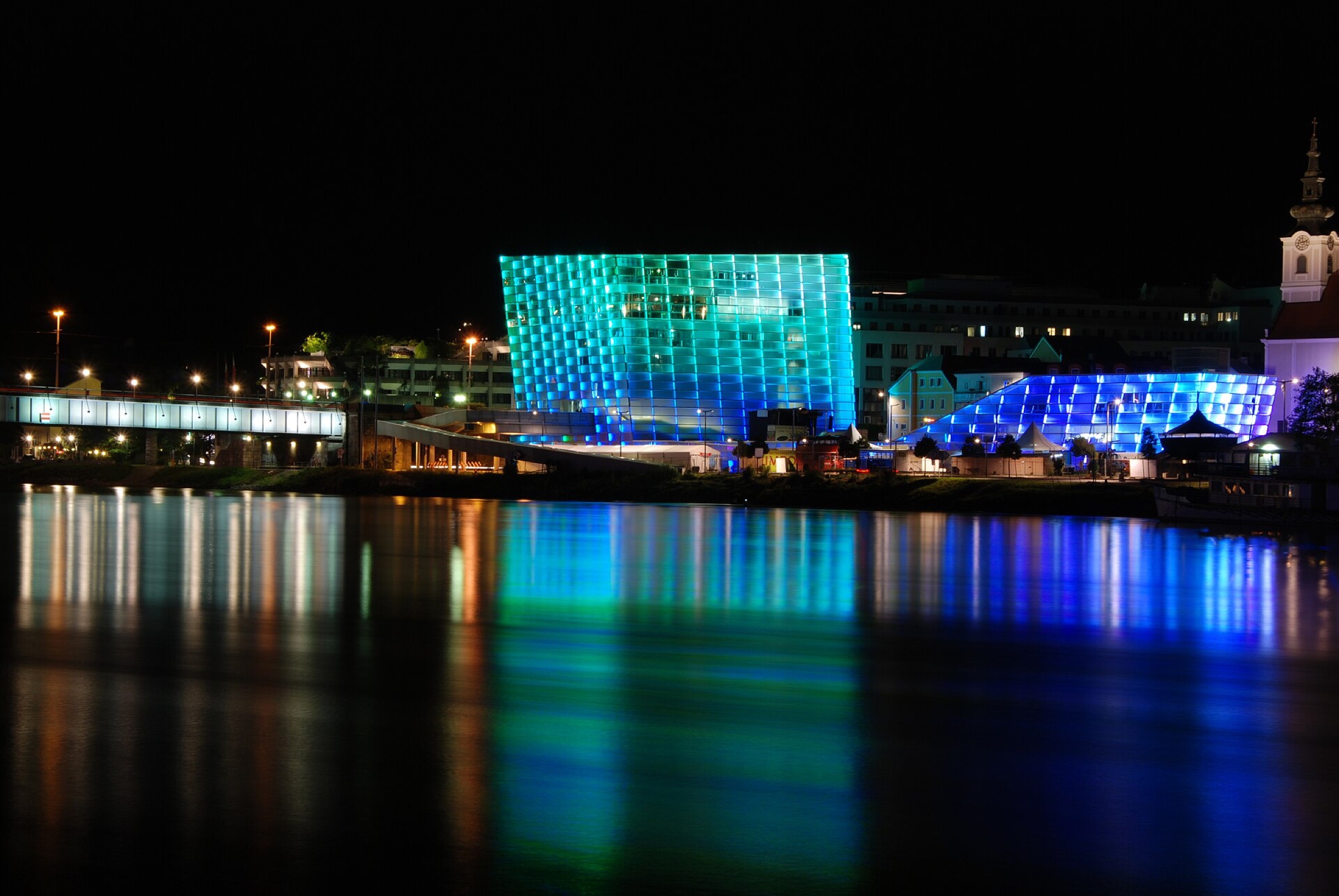 Ars Electronica Center in Linz bei Nacht.