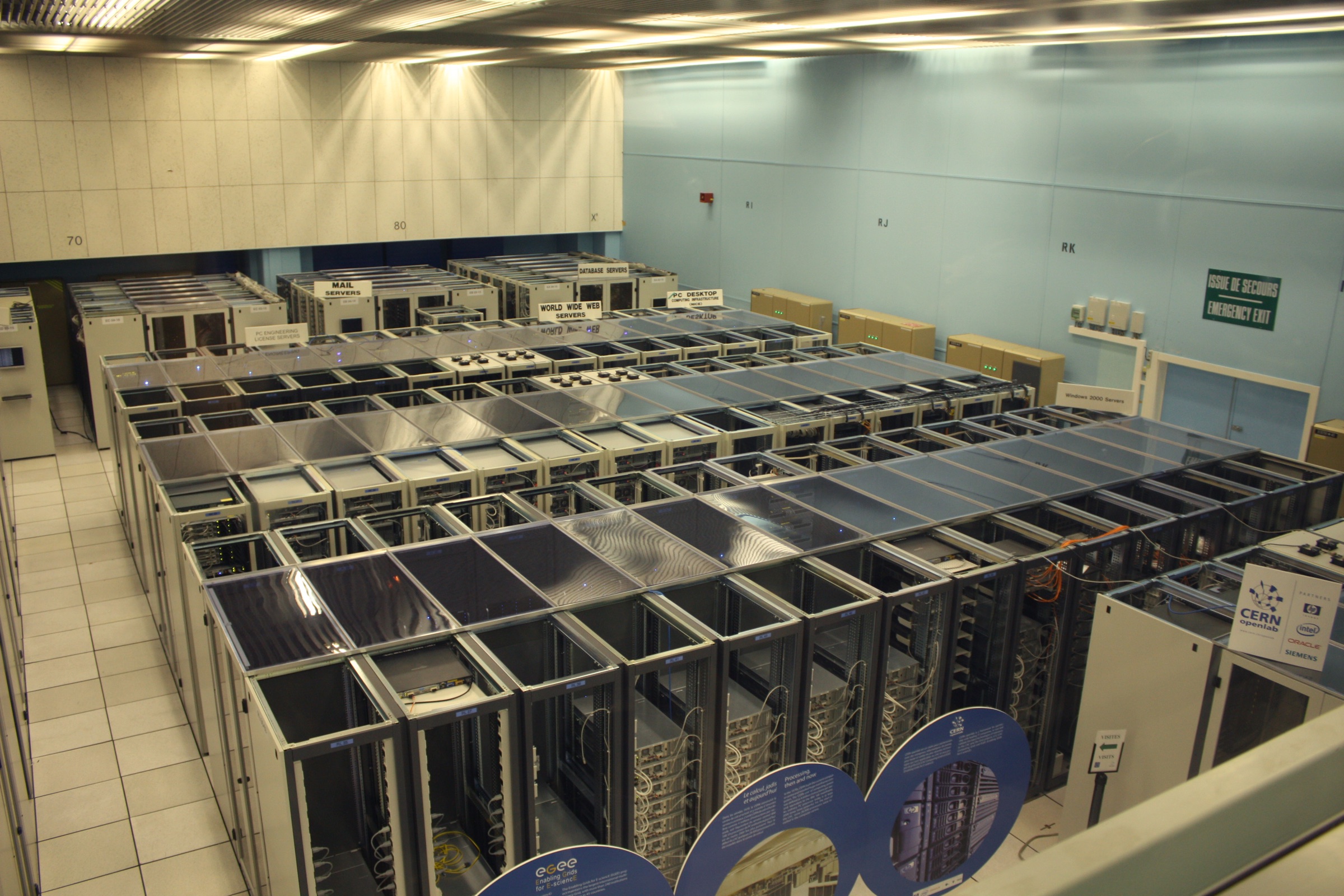 Serverreihen in einem Rechenzentrum am CERN.